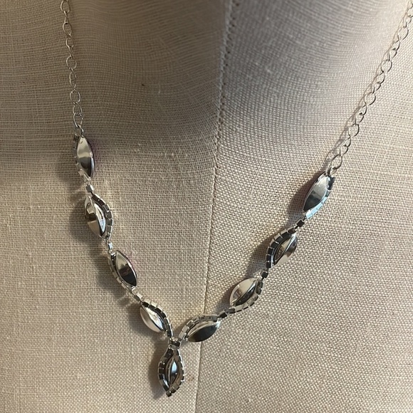 Jaclyn Smith Pear-Shaped faux Amethyst Diamond Accent Necklace Set Silver Tone - Picture 5 of 8